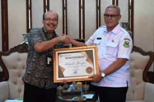Bupati Kuningan saat menerima penghargaan Universal Health Coverage 2023.
